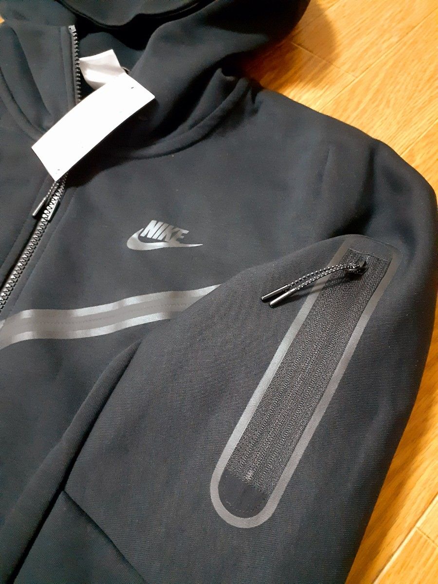新品未使用 NIKE テックフリースパーカー ブラック M UKドリル 新品未使用 NIKE テックフリースパーカー ブラック M UKドリル