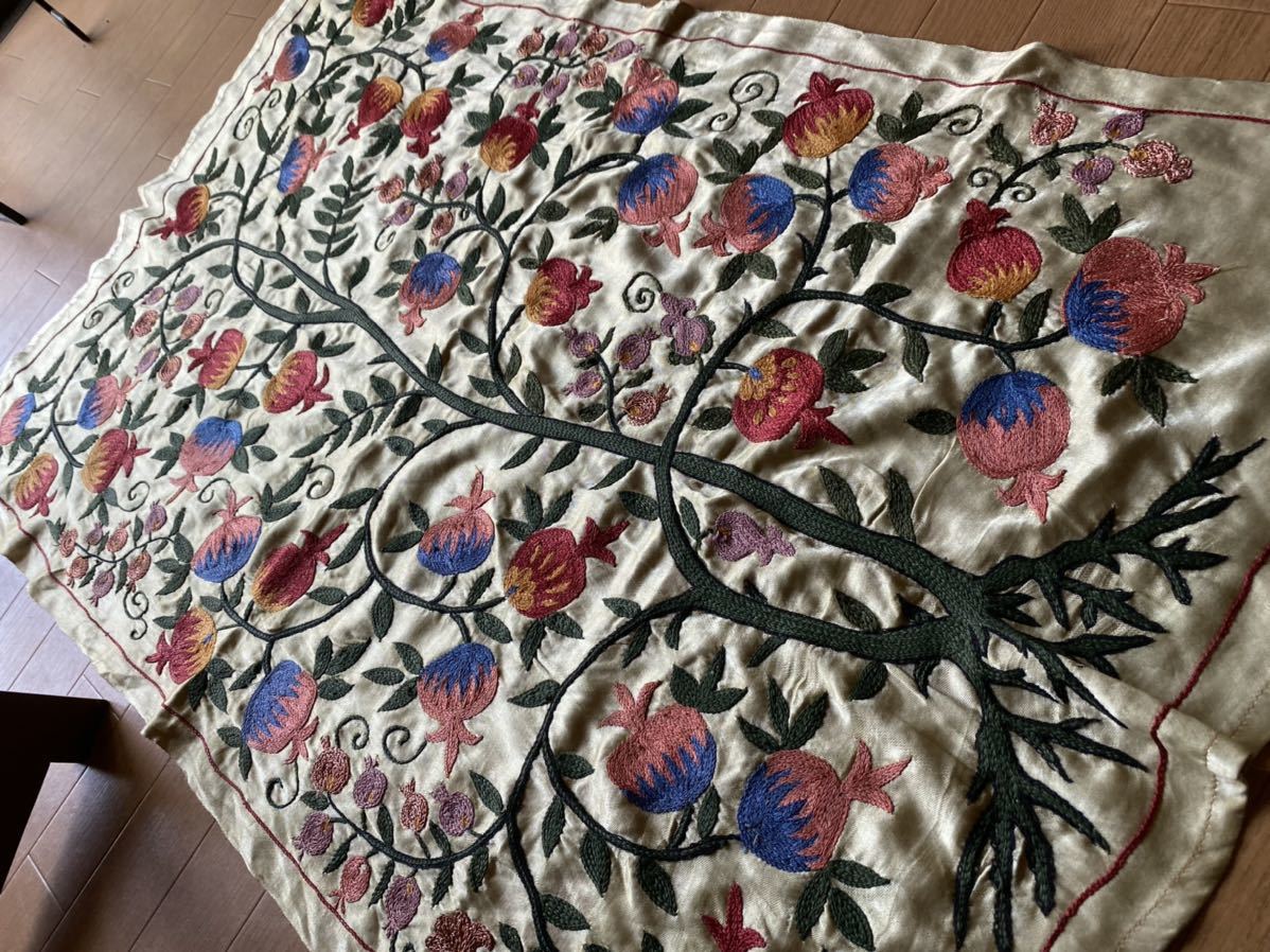 ウズベキスタンの芸術シルク地に手刺繍のオールドスザニ！縁起の良い生命の樹にザクロ柄！タペストリーやテーブルクロスにも！素敵です！_画像9
