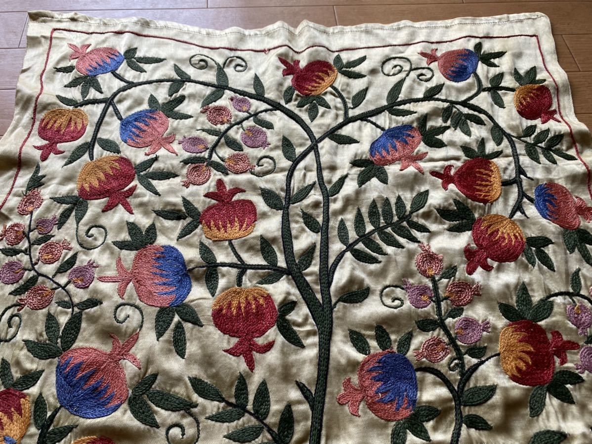 ウズベキスタンの芸術シルク地に手刺繍のオールドスザニ！縁起の良い生命の樹にザクロ柄！タペストリーやテーブルクロスにも！素敵です！_画像8
