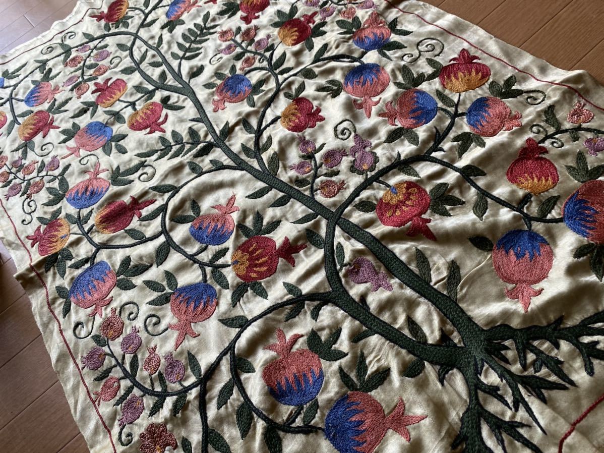 ウズベキスタンの芸術シルク地に手刺繍のオールドスザニ！縁起の良い生命の樹にザクロ柄！タペストリーやテーブルクロスにも！素敵です！_画像4