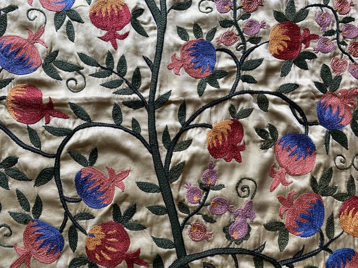 ウズベキスタンの芸術シルク地に手刺繍のオールドスザニ！縁起の良い生命の樹にザクロ柄！タペストリーやテーブルクロスにも！素敵です！_画像7