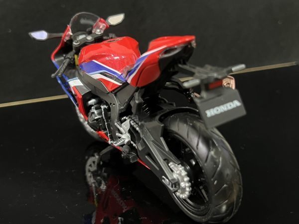 CBR1000RR-R FIREBLADE 1/12ミニカ－ H70_画像4