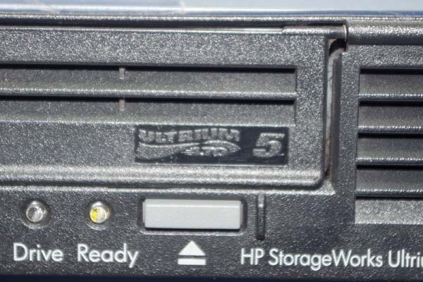 HP/テープドライブ ★StorageWorks ULTRIUM 3000SAS/LTO5ドライブ搭載★ 在046S_画像3