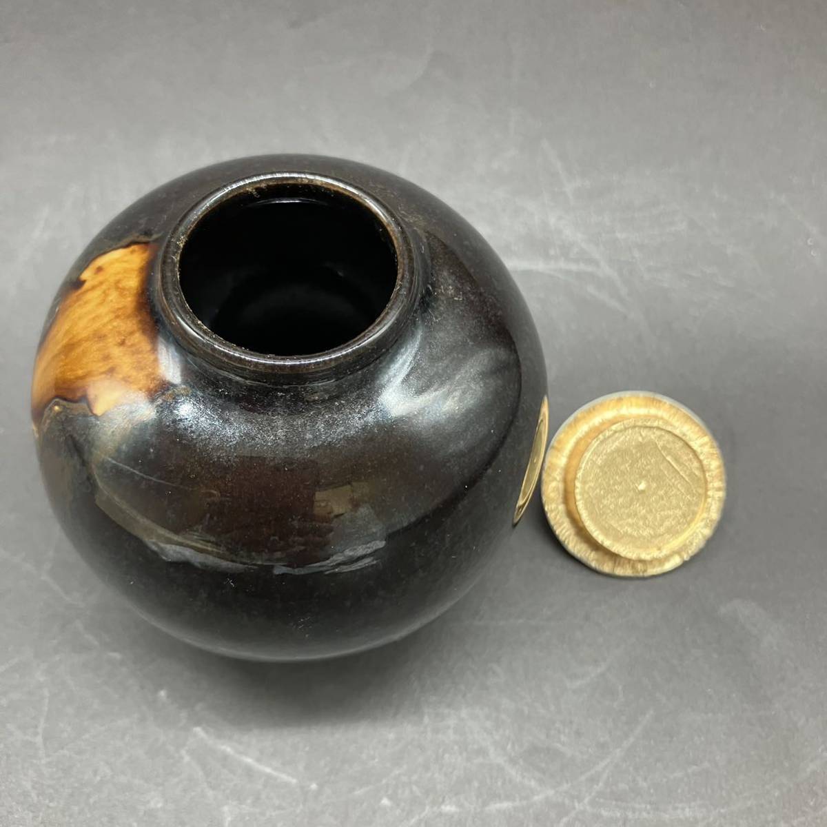 13599F 茶道具　茶入れ丸壺　壺の蓋と底の部分に黒い点があります。長期保管品　仕覆付き　ゆうパック60_画像3