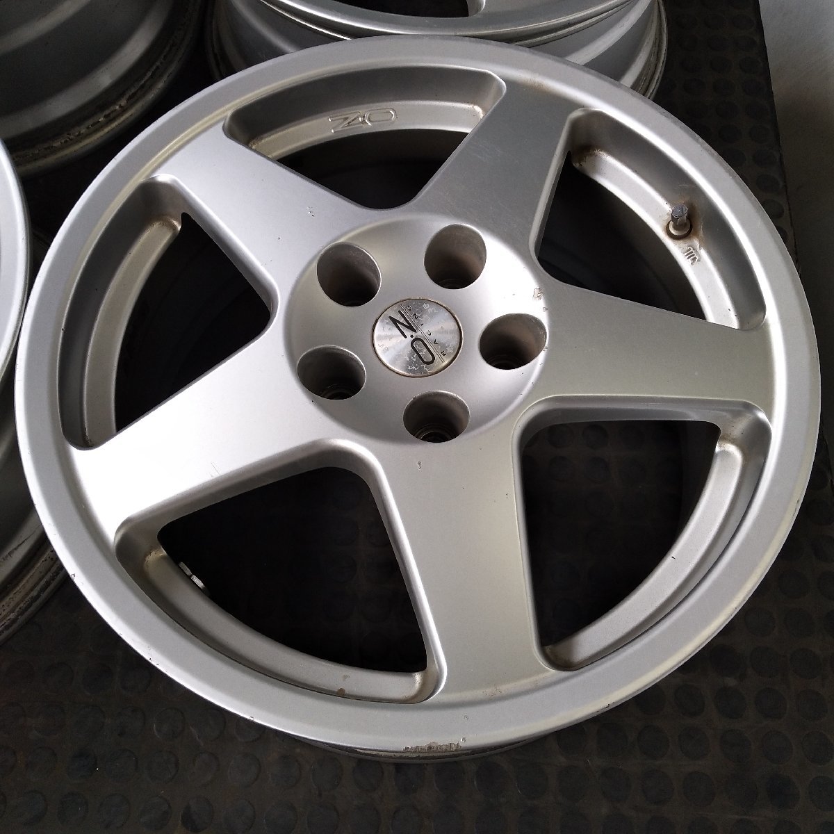 管理番号：Ｓ4-226【4本価格】【17x7J 5x114.3 ET+40 ハブ66】NISSAN日産純正・ENKEI製・OZ RACING・S15系シルビア等・直接引取可能_画像3