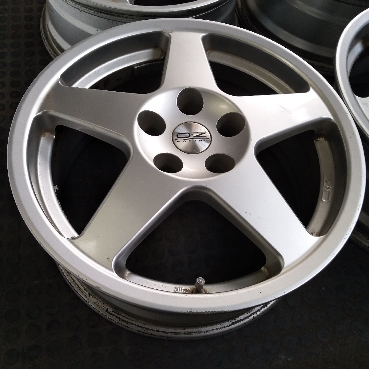 管理番号：Ｓ4-226【4本価格】【17x7J 5x114.3 ET+40 ハブ66】NISSAN日産純正・ENKEI製・OZ RACING・S15系シルビア等・直接引取可能_画像6