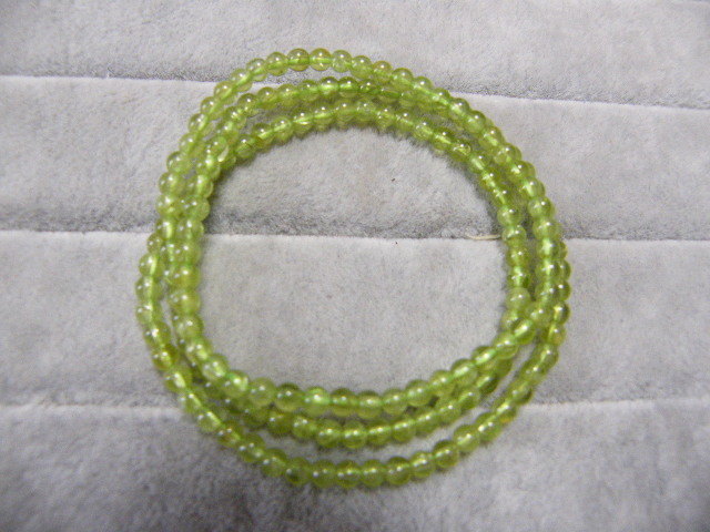 8102. natural peridot 3 ream bracele 