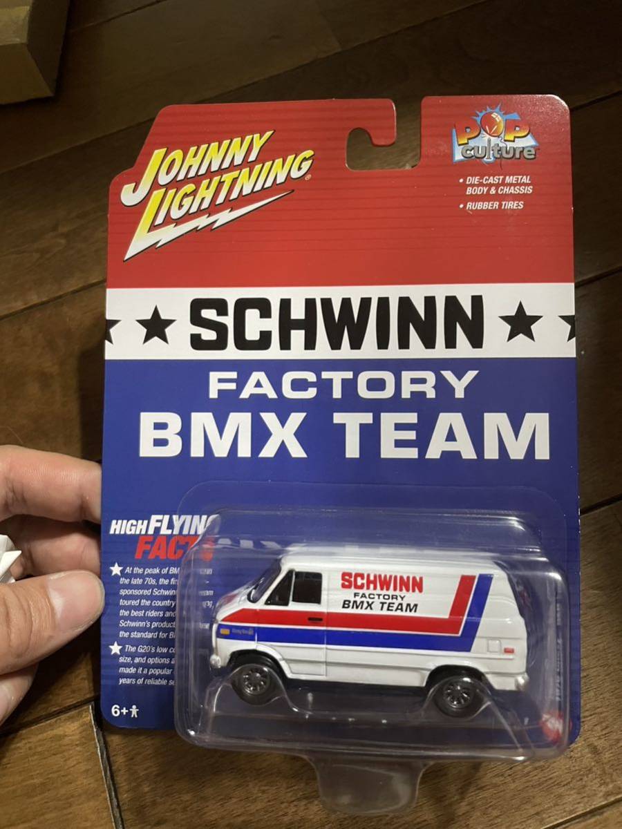 ジョニー ライトニング シュウィン ファクトリー BMX チーム シェビー G20 バン 1/64 JOHNNY LIGHTNING 1976 CHEVY G-20 VAN SCHWINN_画像1