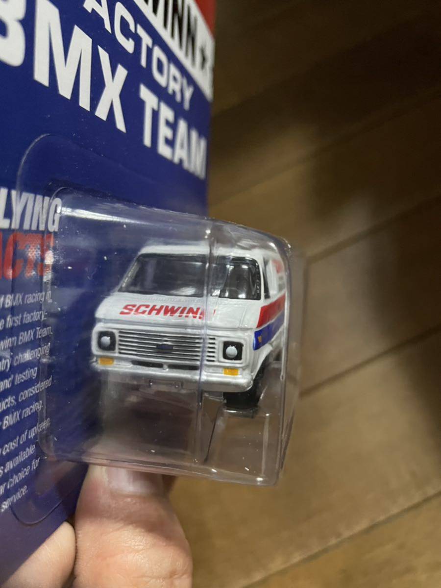 ジョニー ライトニング シュウィン ファクトリー BMX チーム シェビー G20 バン 1/64 JOHNNY LIGHTNING 1976 CHEVY G-20 VAN SCHWINN_画像3