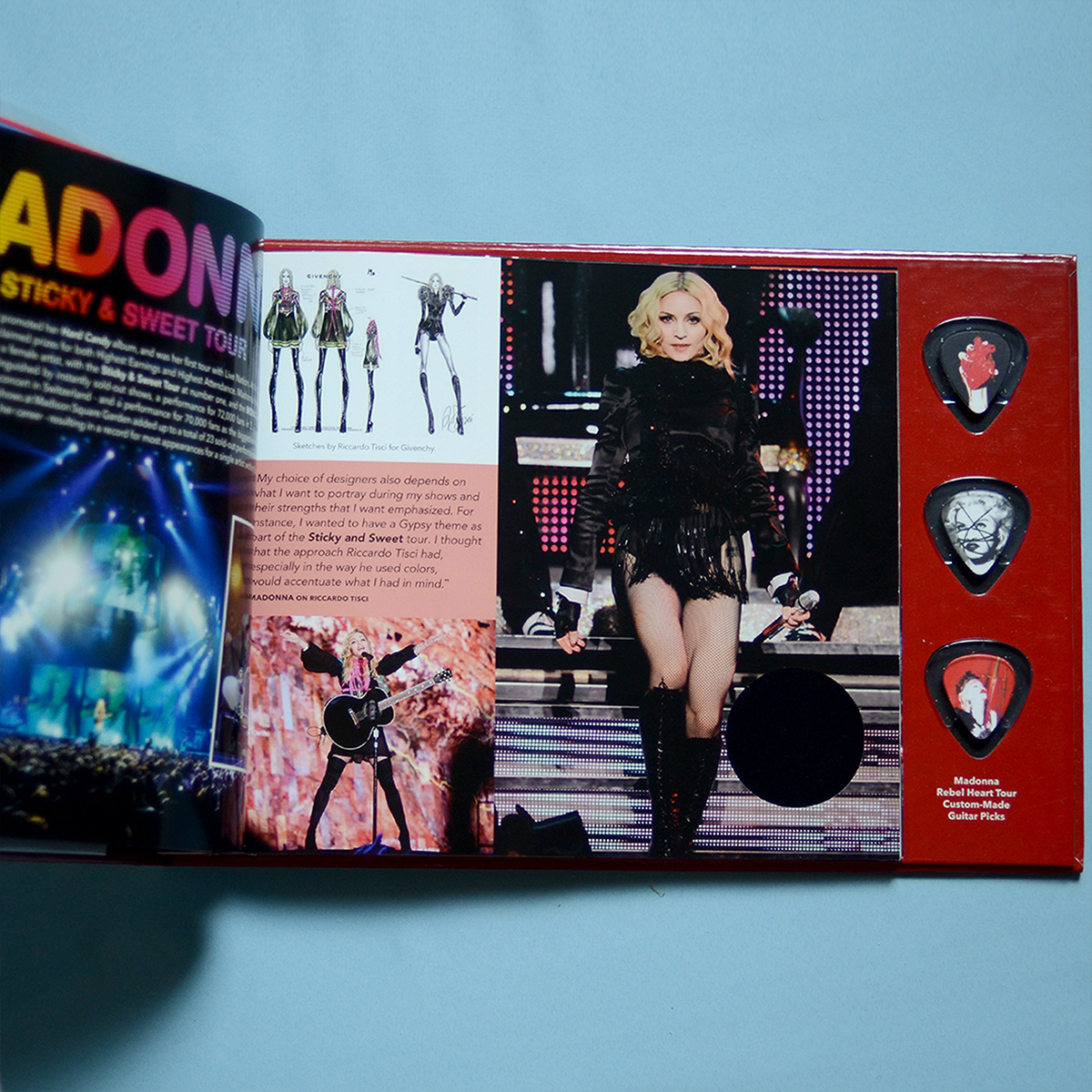 マドンナ SS席限定で配布された限定稀少本！ Madonna Rebel Heart Tour 写真集 特製ギターピックなど付属品多数！