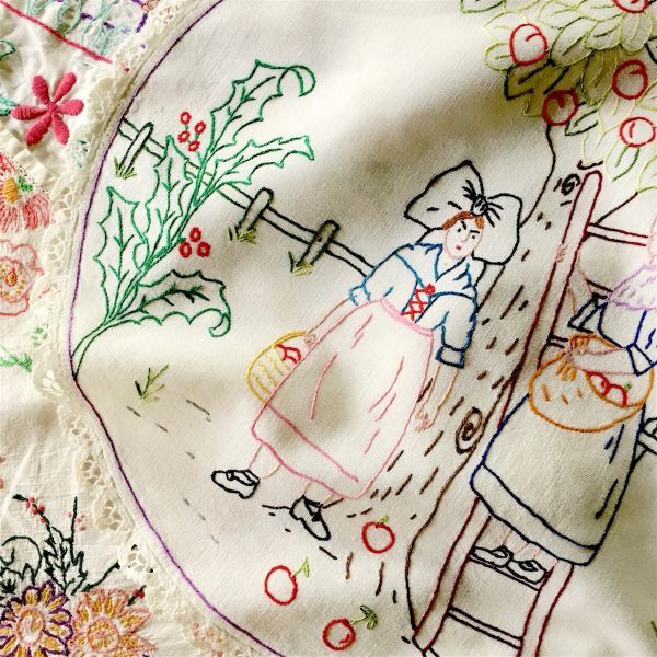48x42cm フランスアンティーク 手刺繍手縫 シュールな二人とシュールな桃とおとぎ話的テーブルセンター レース 刺繍 ヴィンテージの画像2