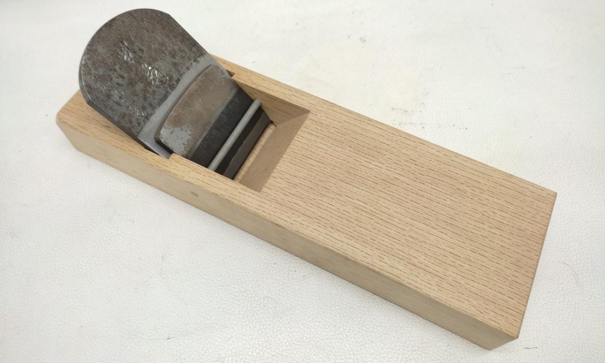 未使用・サビアリ】 二寸鉋 千代鶴貞秀 乱菊 身幅約78mm 刃幅約70mm