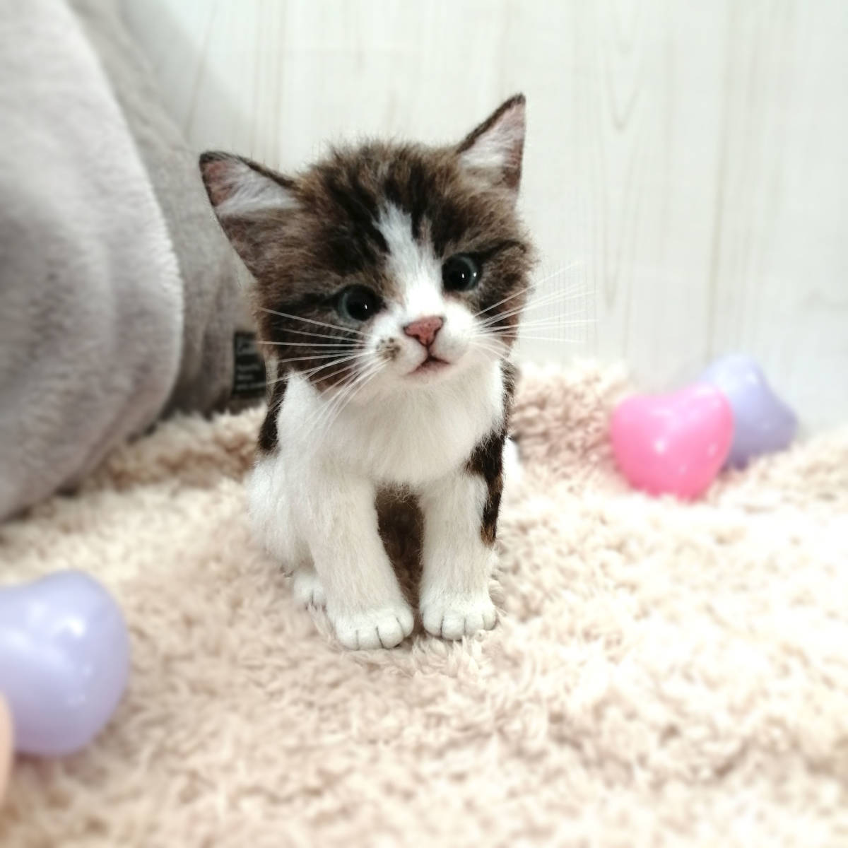 sora 羊毛フェルト キジトラ白 子猫 等身大 お座り 猫 sora 羊毛フェルト キジトラ白 子猫 等身大 お座り 猫
