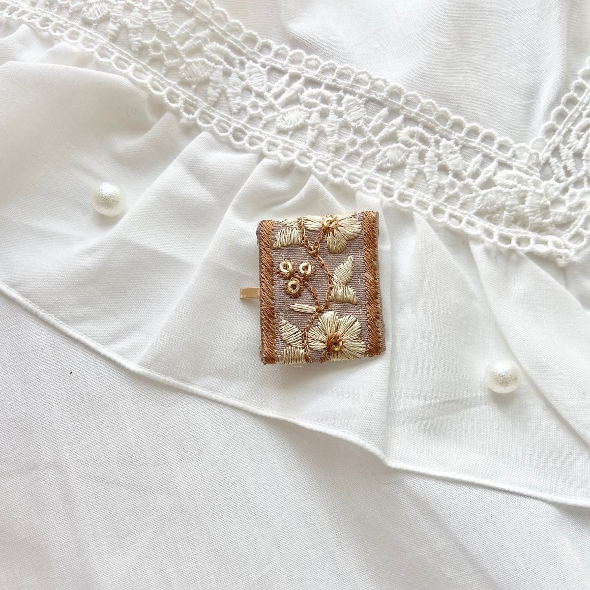 インド刺繍リボン ポニーフック ベージュ お花 バレッタ ゴールド ヘア