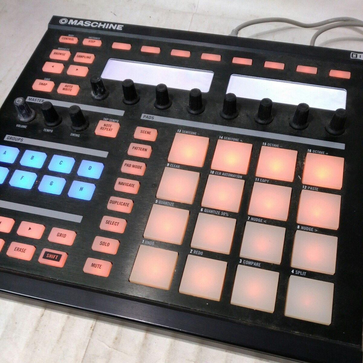 送料無料(４M1140)NATIVE INSTRUMENTS MIDIコントローラー　MASCHINE CONTROLLER 通電OK_画像2