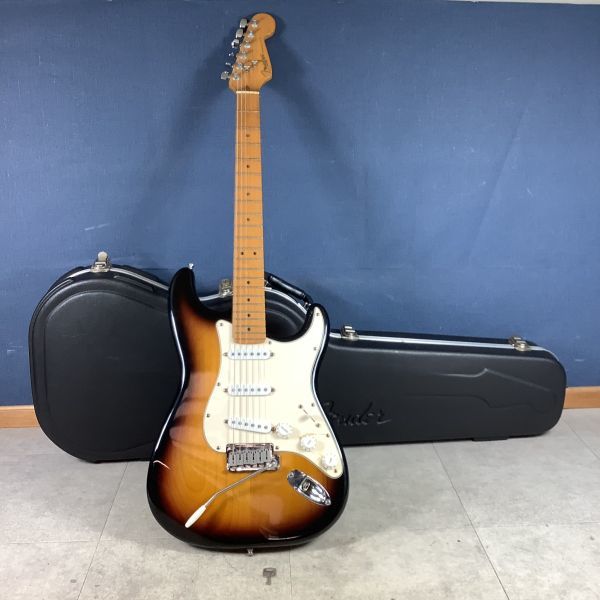 E2068【佐川】【音出し確認OK】エレキギター Fender USA STRATOCASTER シリアル No.8370510 ジョイントプレート CORONA CALIFORNIA_画像1