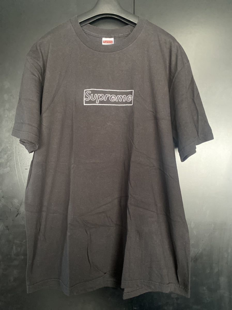 希少 Supreme KAWS Chalk Logo Tシャツ BOX ロゴ　サイズL USA製　ブラック　カウズ　シュプリーム　正規品