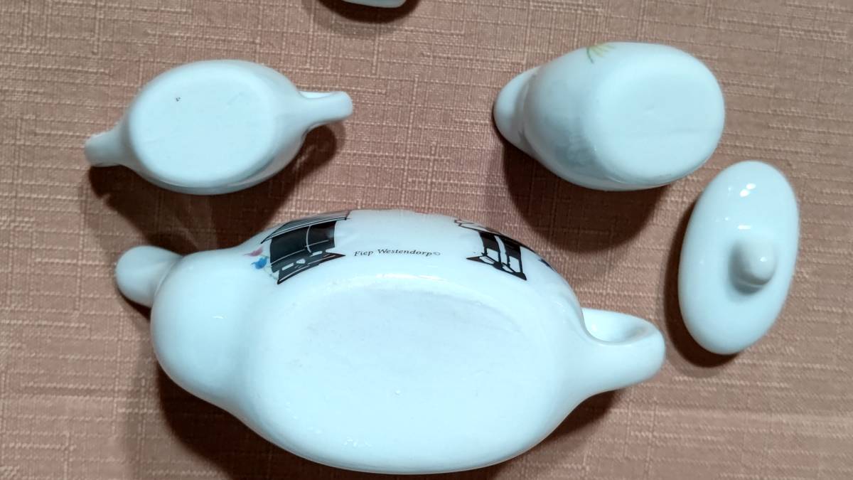 オランダ HEMA イップとヤネケ ミニチュアティーセット Jip & Janneke tea set 13 pieces 箱サイズ 25.5×21×5.5㎝_画像4