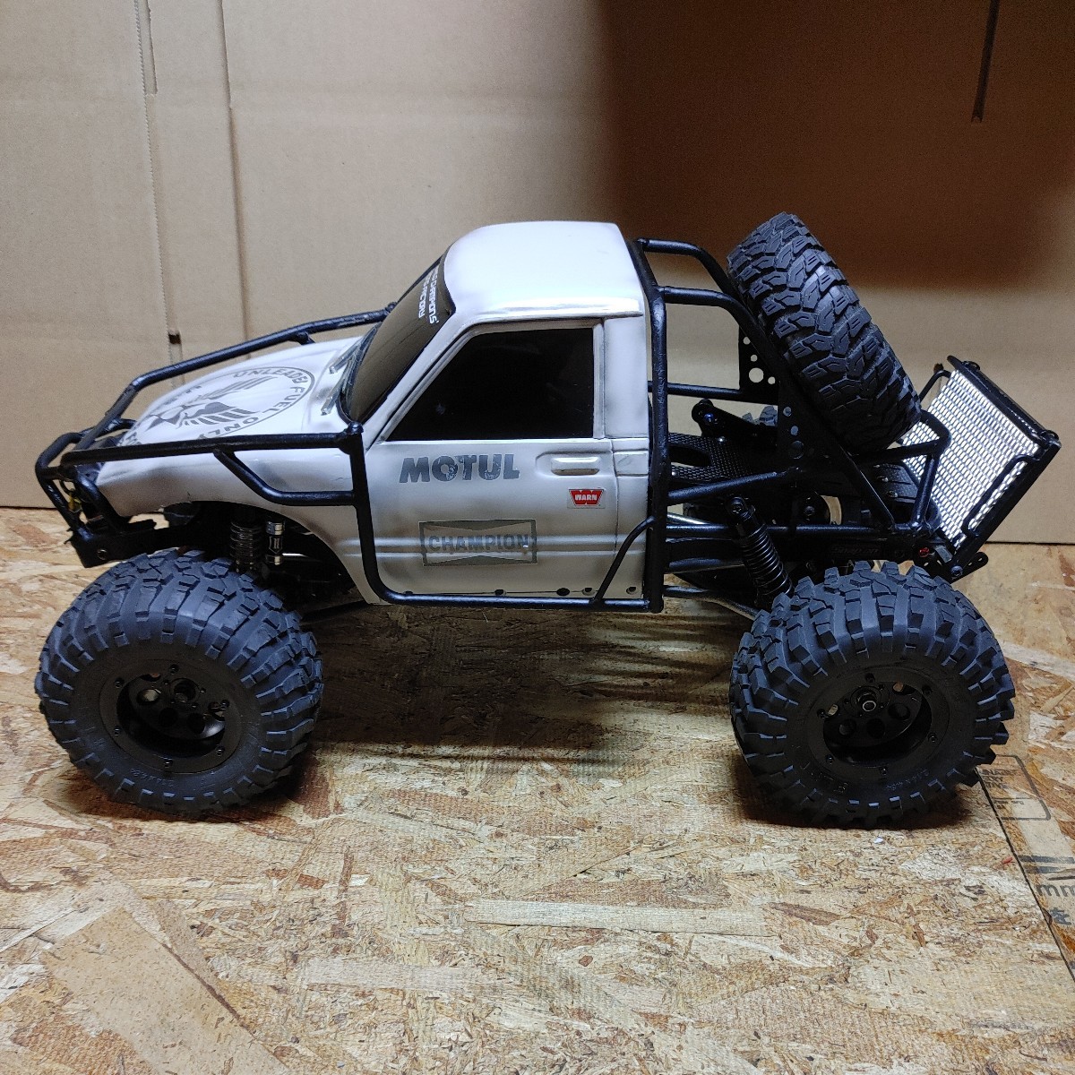 Axial アキシャル SCX10 ハイラックストラギー改 10スケールクローラー