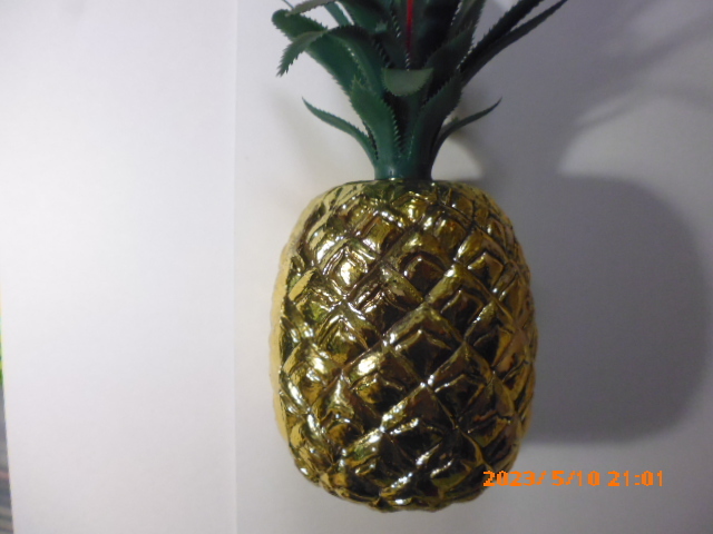 金のパイナップル　プラスチック製　金の鳳梨　縁起物　Golden Pineapple means Lucky Charm in Chinese_画像1