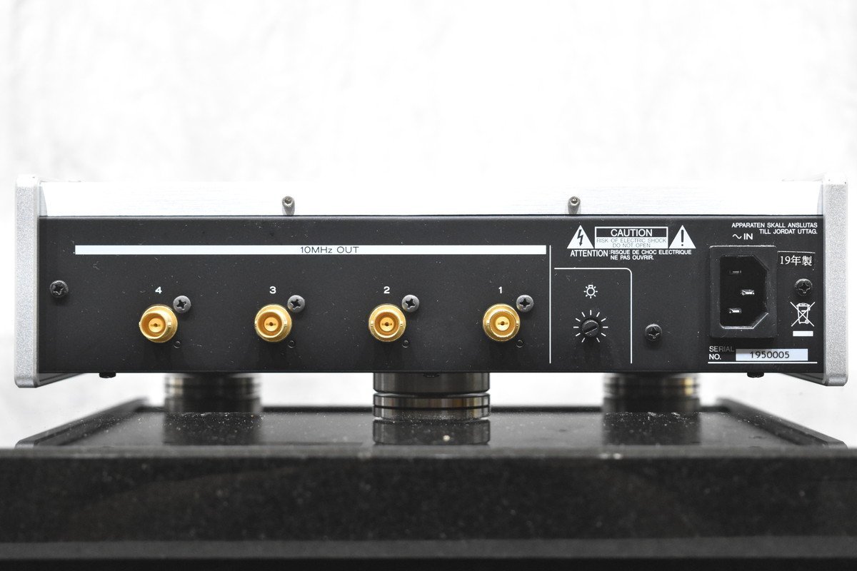 満点の TEAC 10MHz クロック出力専用マスタークロックジェネレーター