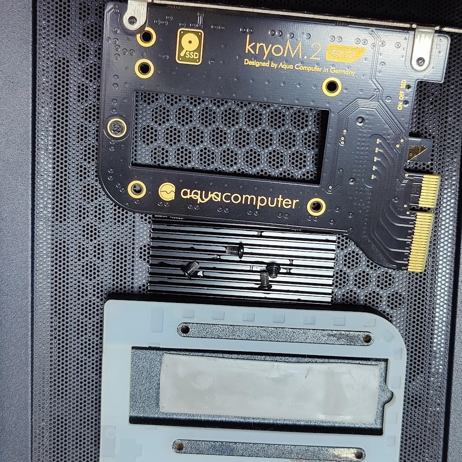 Aquacomputer kryoM.2 evo M.2 SSD用 PCIe 3.0 x4接続アダプター ファンレス空冷ヒートシンクタイプ よく冷えますの画像1