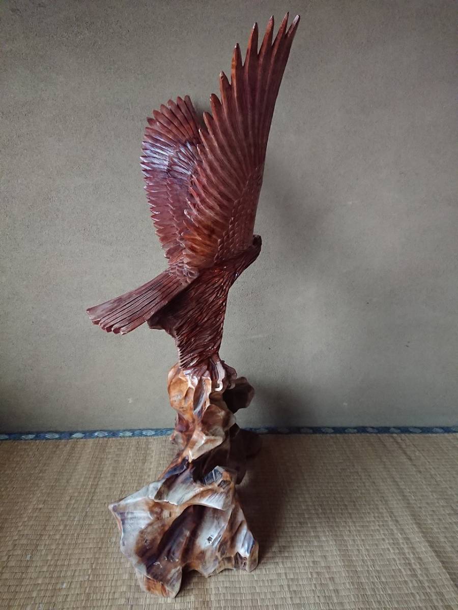 木製 鷹の置物 天然木 幅約450㎜ 奥行約350㎜ 高さ約770㎜ 木彫りの鷹 たか タカ _画像3