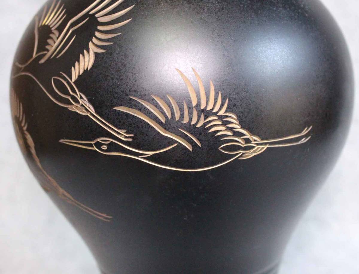 [銅花器e65]●花瓶　鶴図　黒色 義一●在銘　花生　壺　ツル　crane 飛鶴文　23.8cm VASE_画像5