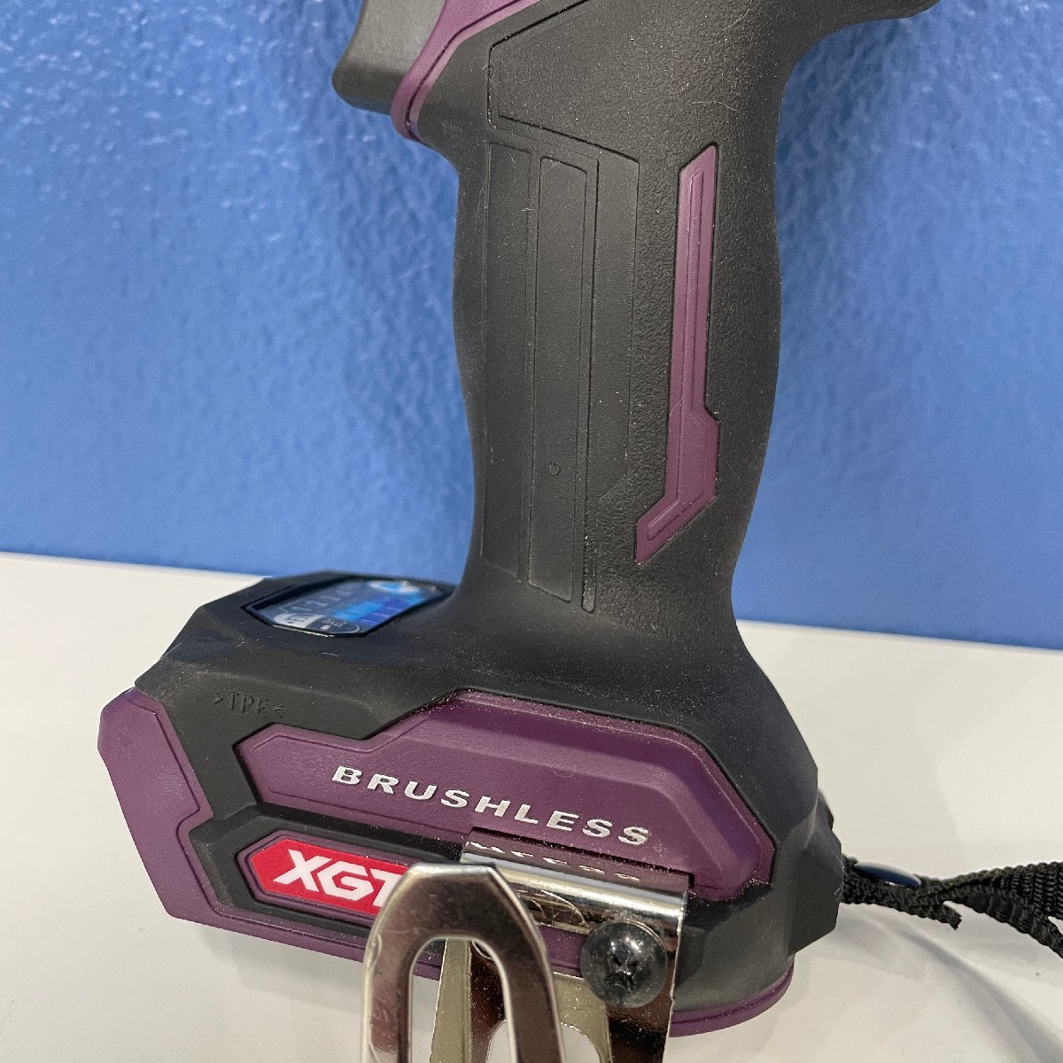 ω美品【マキタ makita 40Vmax 充電式インパクトドライバ パープル TD002G バッテリ2個 充電器 ケース付 電動工具 EDX ソケット 付】TK00356 マキタ(Makita) 充電式インパクトドライバ(パー プル)40Vmax2.5Ah バッテリ2本・充電器・ケース付 TD002GDXAP
