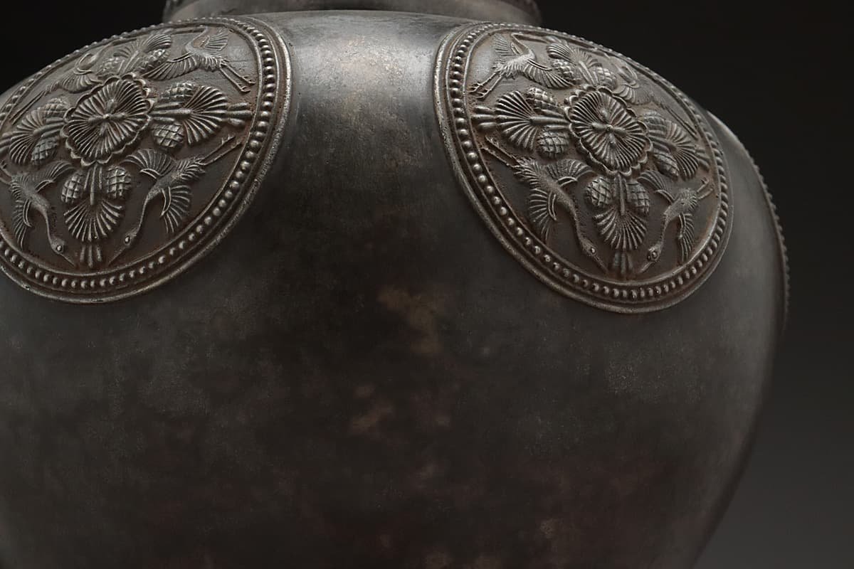 CZ460 時代物 在銘 古銅 四松四羽鶴紋 白銅花瓶 高32.2cm 重5.5kg 共箱