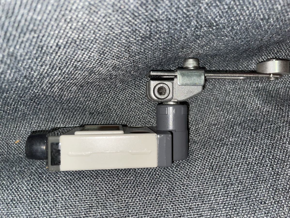 新品 OMRON オムロン リミットスイッチ D4CC-3227-PC|Yahoo 新品 OMRON オムロン リミットスイッチ D4CC-3227-PC|Yahoo