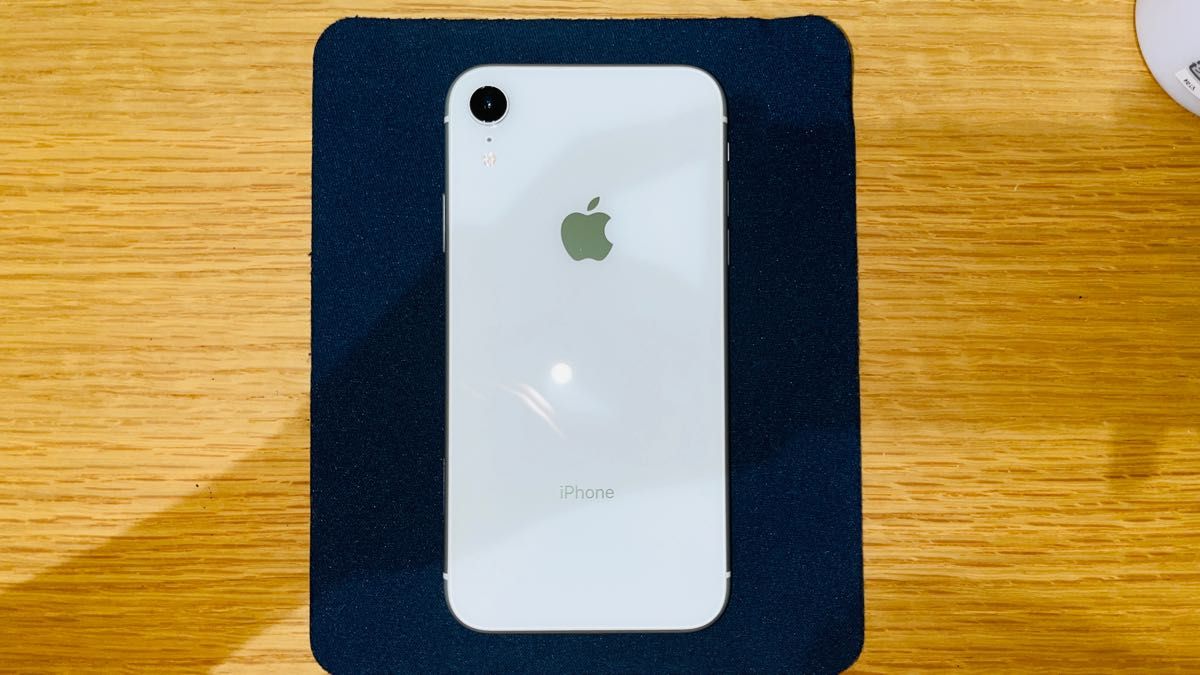 iPhone XR ホワイト 64GB au版(SIMロック解除済)|PayPayフリマ