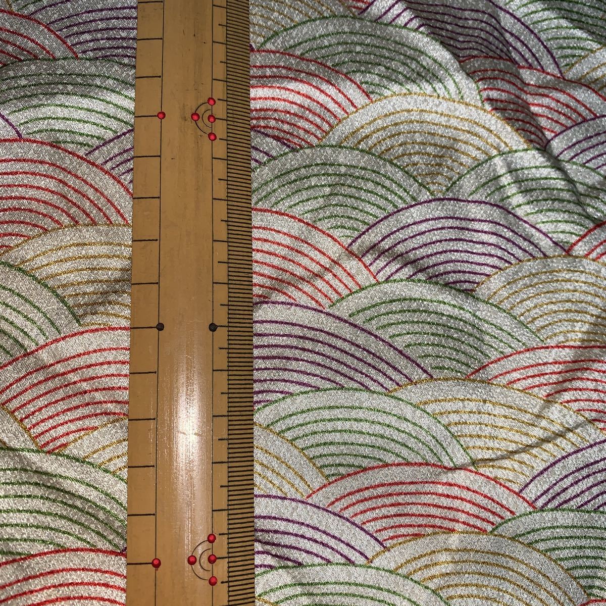 正絹ハギレ 約36×80 金に赤緑紫黄 青海波 はぎれ カラフル ゴールドの画像7
