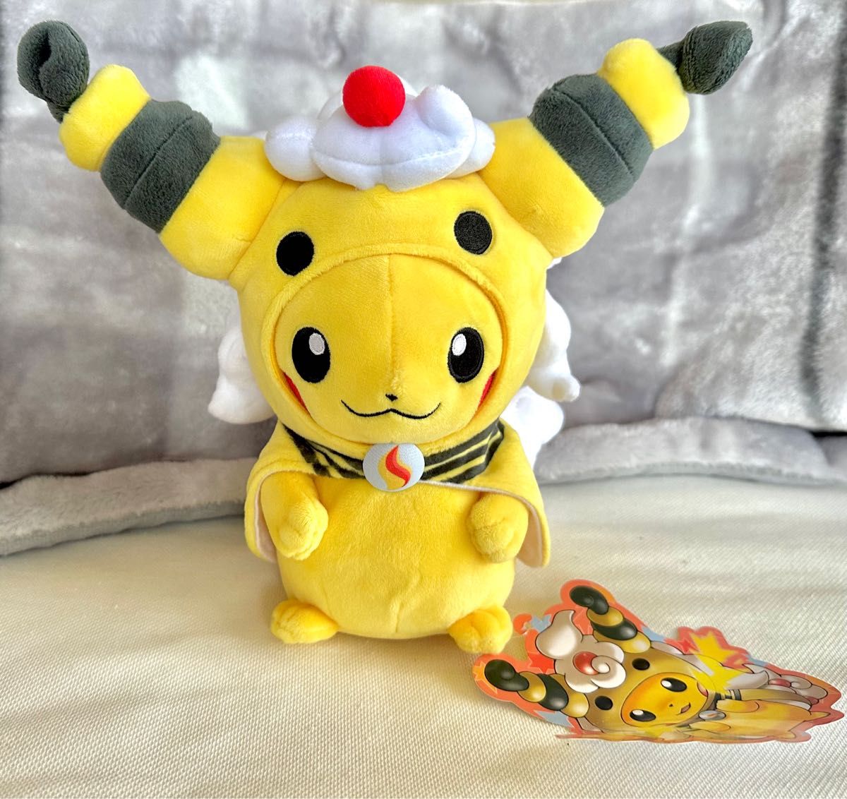 メガデンリュウのポンチョを着たピカチュウ ぬいぐるみ ポケモンセンター ※圧縮して発送します