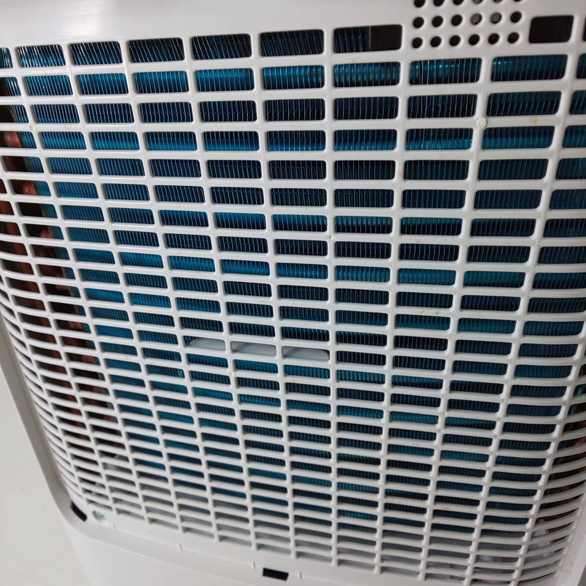 シャープ SHARP CV-E71-W [除湿機 プラズマクラスター搭載 50/60Hz 8