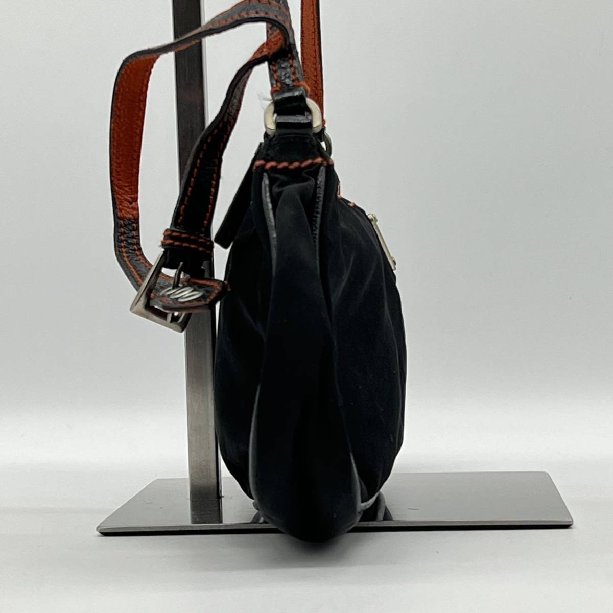 美品】PRADA プラダ 三角プレート アクセサリーポーチ ナイロン