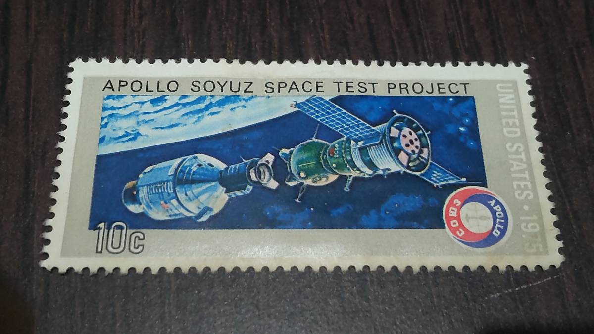 外国切手　アメリカ　1975年　米ソ宇宙協力記念切手　2枚_画像2