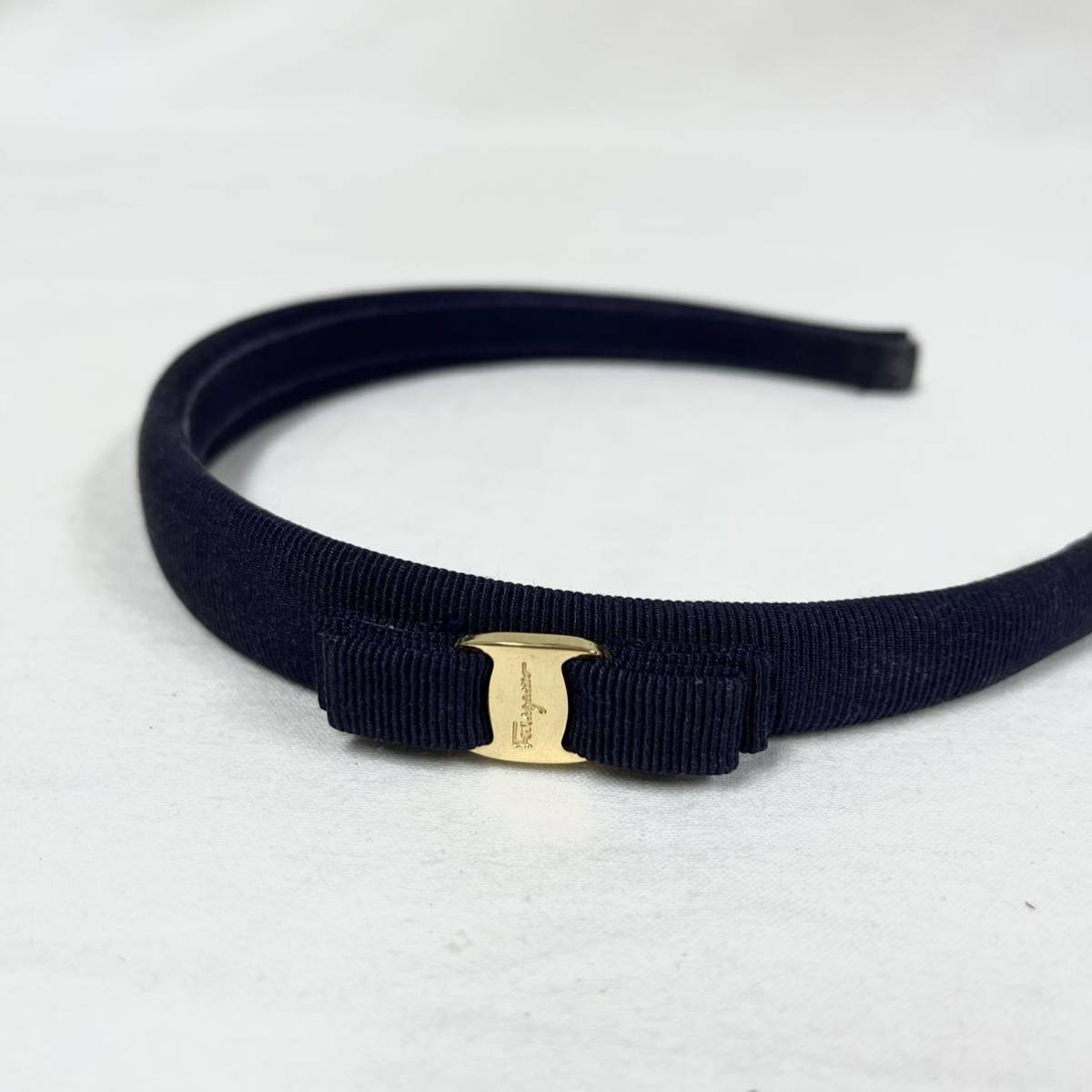 メーカー直売】 . ferragamoフェラガモ カチューシャ ネイビー