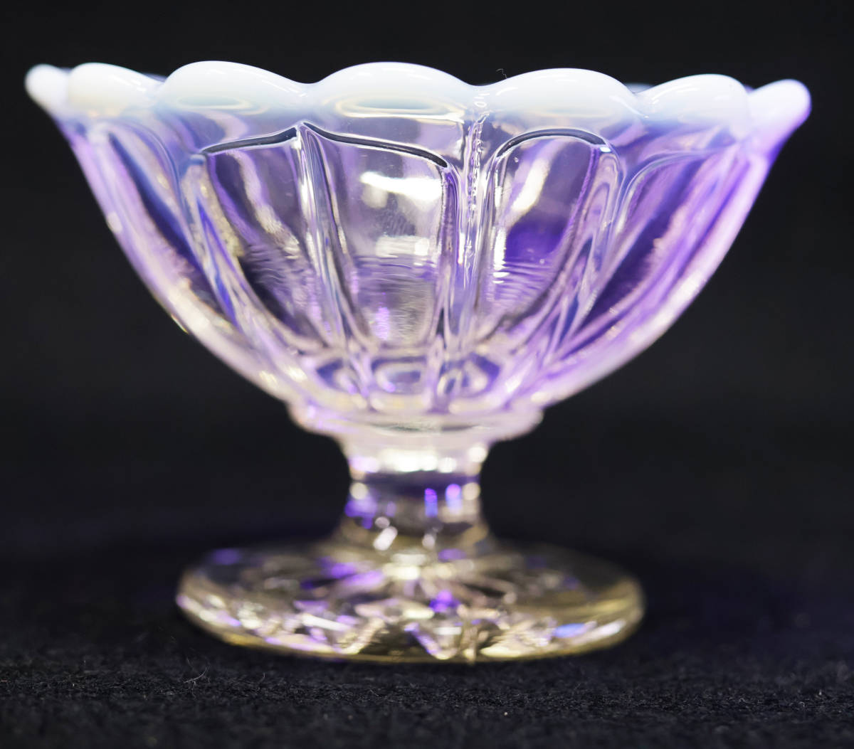 ●アンティーク ウランガラス フリル氷コップ 3個 乳白ぼかしフリル プレスガラス 硝子容器_画像3