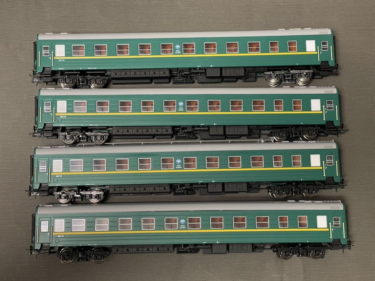 RZD ロシア 緑色塗装（黄帯） 客車４両セット ( eurotrain 製品)