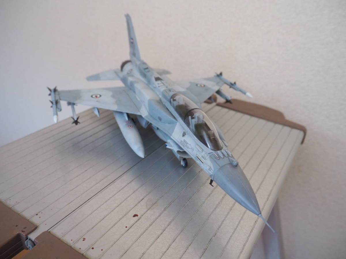 1/48　F-16F（ブロック60）ファイティングファルコンの完成品