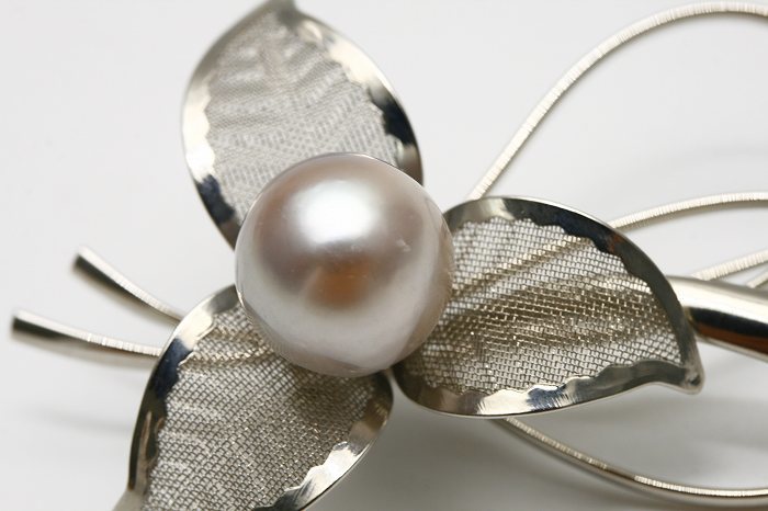  south . White Butterfly pearl pearl brooch 12mm silver pink color alloy made 