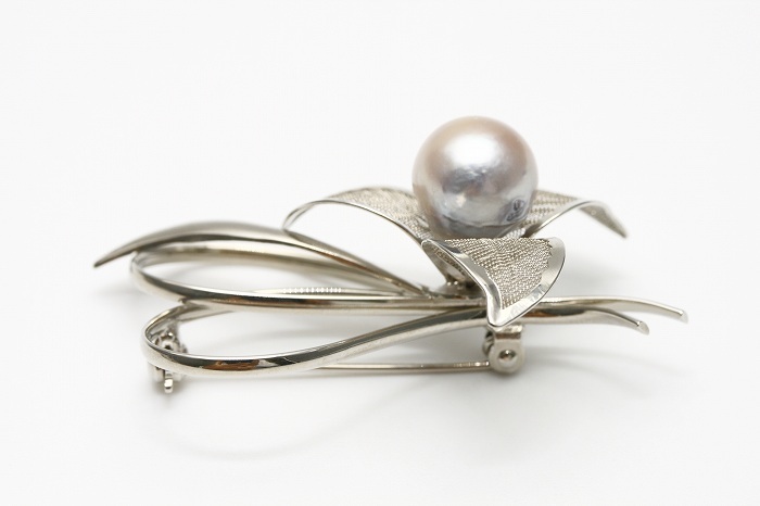  south . White Butterfly pearl pearl brooch 12mm silver pink color alloy made 
