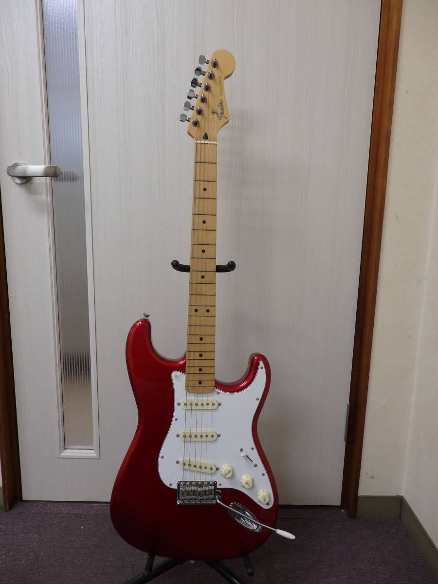 F250-5.5) Fender Japan / フェンダージャパン STRATOCASTER U037658 レッド ストラト エレキギター 赤系 ソフトケース 弦 コード付の画像2