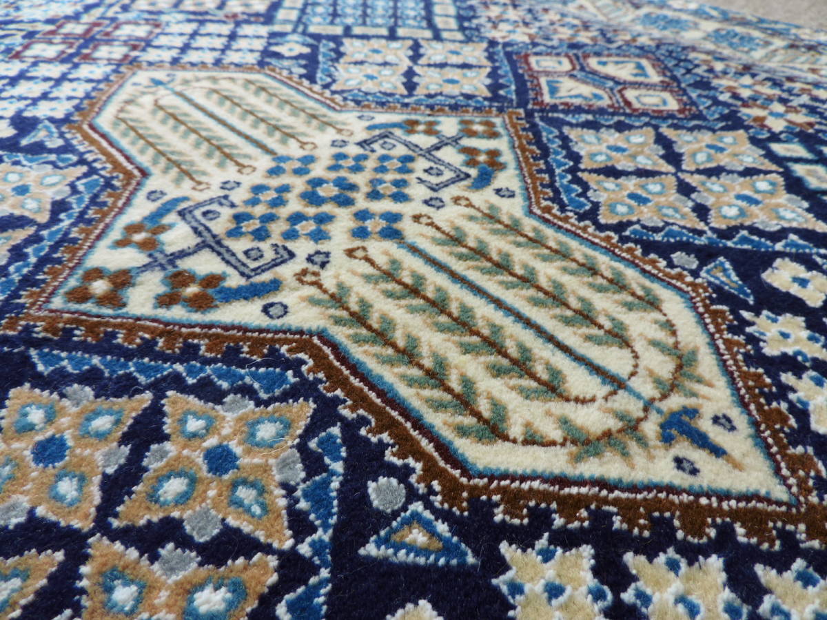 ペルシャ絨毯 カーペット ウール シルク 手織り 高級 ペルシャ絨毯の本場 イラン ナイン産 玄関マットサイズ 138cm×89cm 本物保証 直輸入