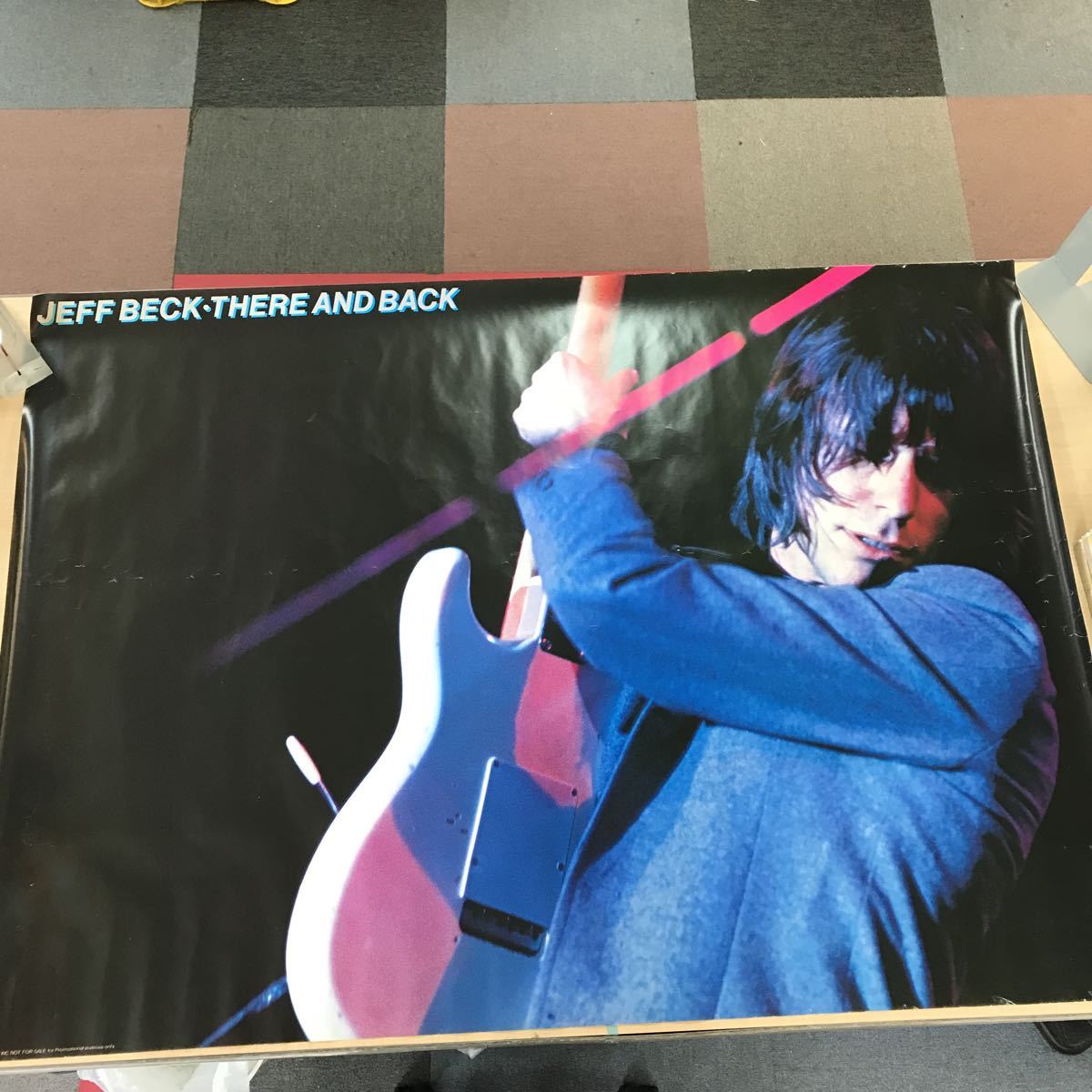 K035 JEFF BECK・THERE AND BACK/ジェフベック/非売品/約、縦73×横103cm/傷、汚れあり_画像1