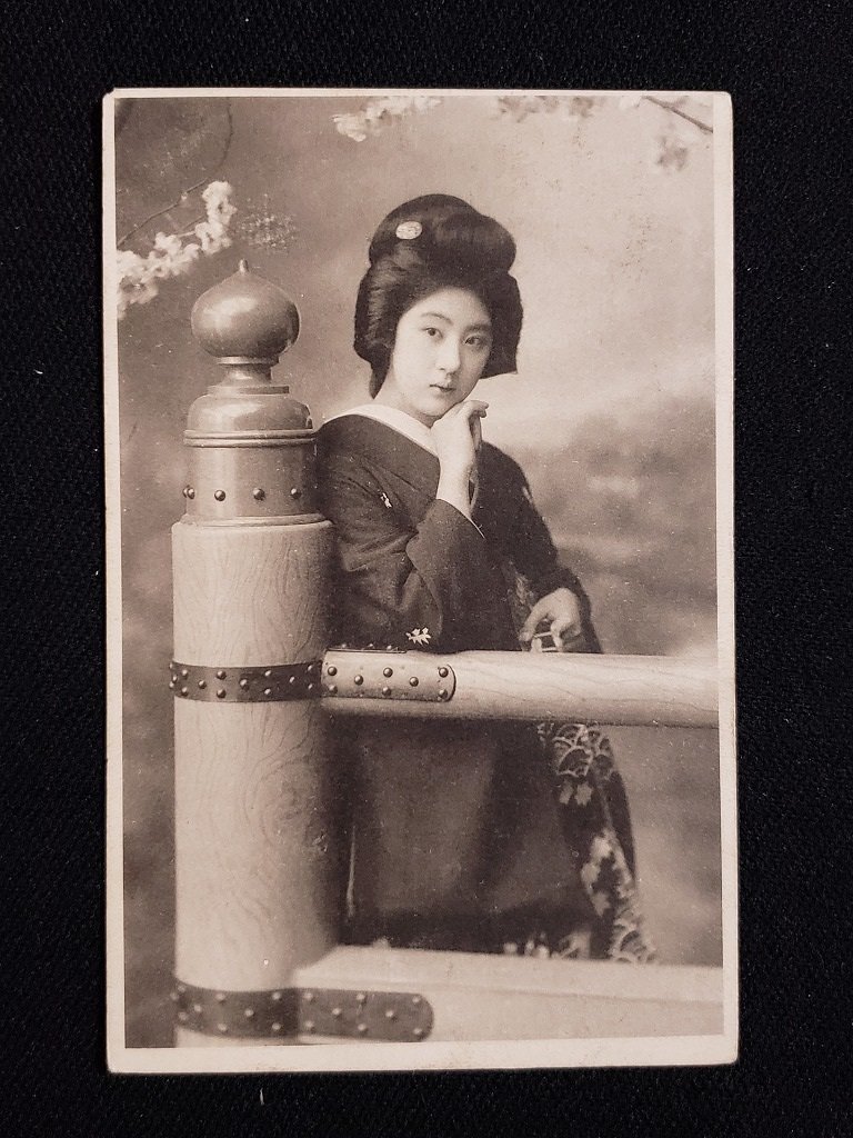 ｈ◇　戦前 絵葉書　橋の欄干に寄りかかる和服の女性　擬宝珠　/pc13_画像1