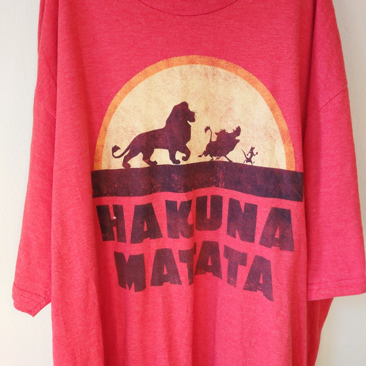 disney Tシャツ HAKUNAMATATA　ライオンキング　レッド　/Y1632_画像1