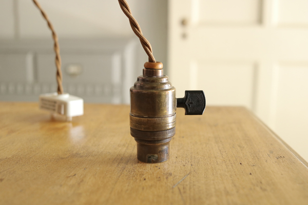 1910-50年代 スイッチ付 真鍮 吊り下げ ソケット ランプ フランス アンティーク N*/北欧 照明 磁器 イギリス カフェ 店舗 アトリエ ライト_画像6