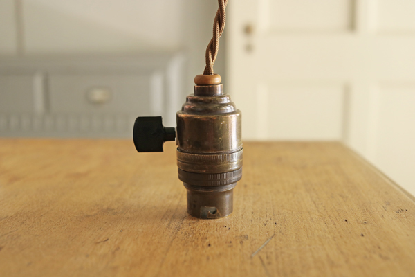 1910-50年代 スイッチ付 真鍮 吊り下げ ソケット ランプ フランス アンティーク N*/北欧 照明 磁器 イギリス カフェ 店舗 アトリエ ライト_画像8